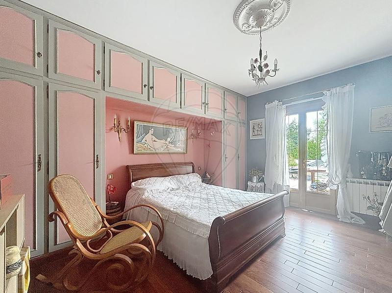 Demeure - 221 m² - 7 pièces