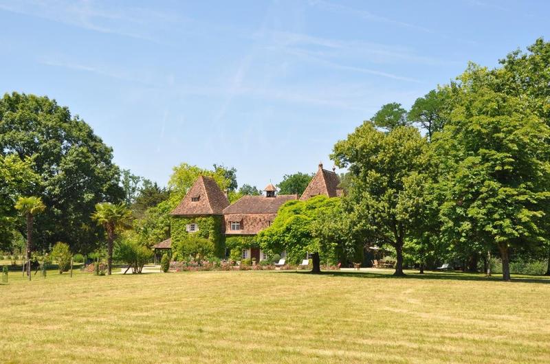 Maison traditionnelle - 260 m² - 8 pièces