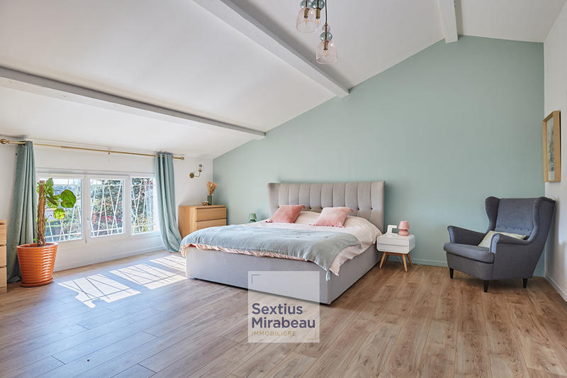 Maison - 245 m² - 9 pièces