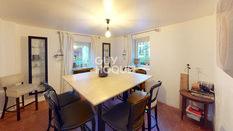 Maison - 417 m² - 15 pièces