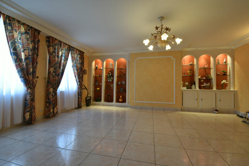 Maison - 350 m² - 12 pièces