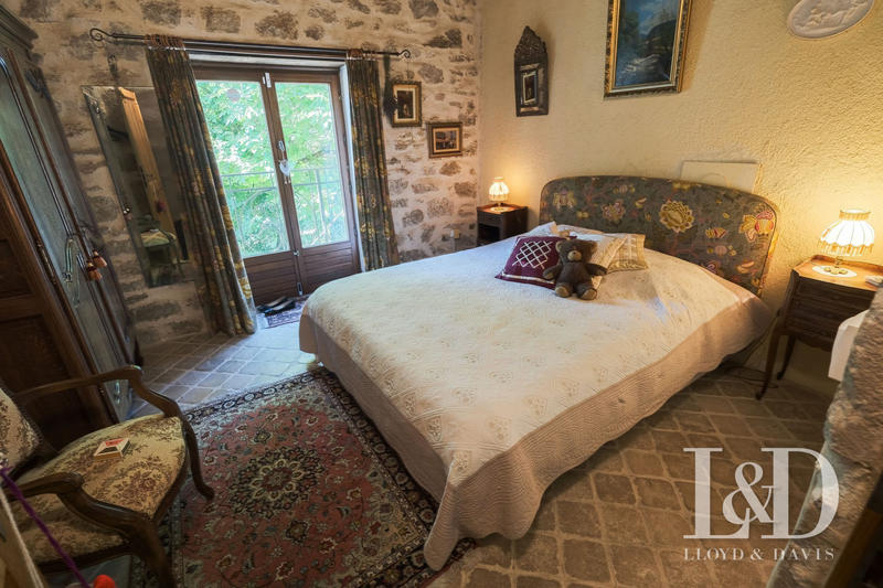 Maison - 1 200 m² - 26 pièces