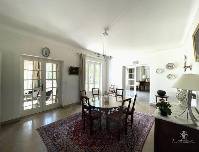 Maison - 318 m² - 11 pièces