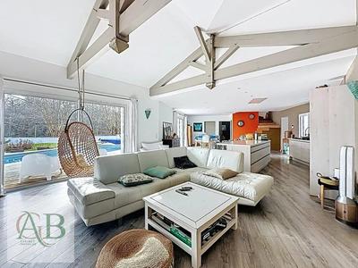 Maison - 220 m² - 7 pièces