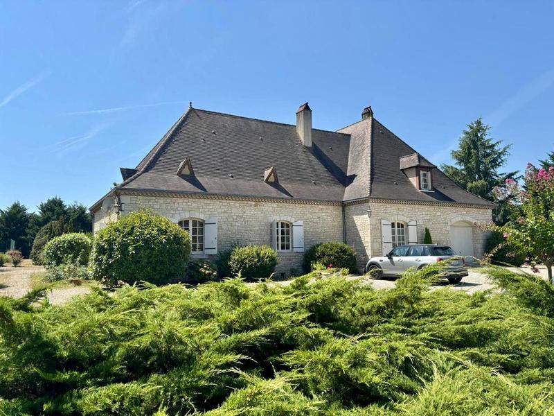 Maison traditionnelle - 308 m² - 10 pièces