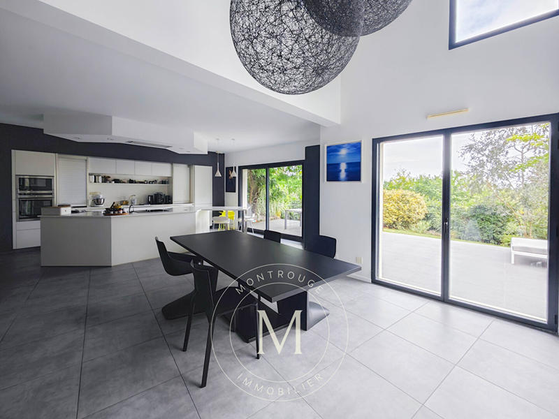 Maison - 202 m² - 8 pièces