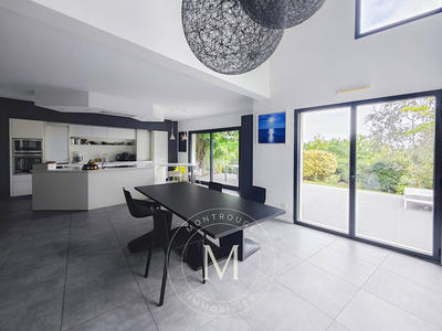 Maison - 202 m² - 8 pièces