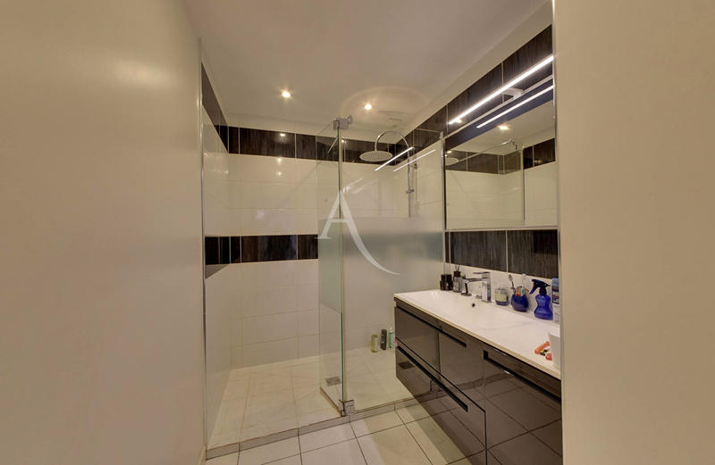 Maison - 215 m² - 8 pièces