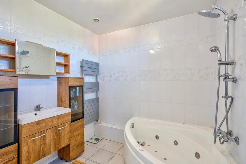 Maison - 223 m² - 8 pièces