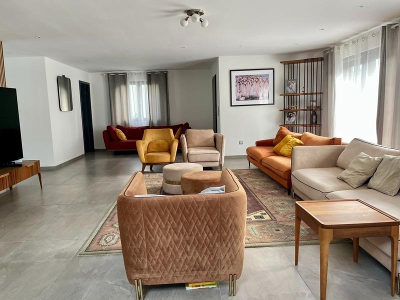 Maison - 328 m² - 9 pièces