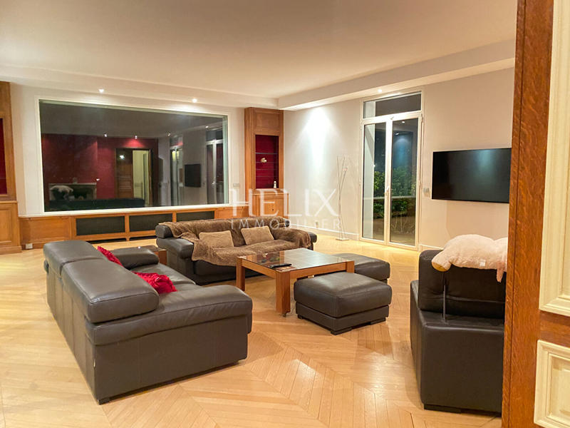 Maison - 410 m² - 10 pièces