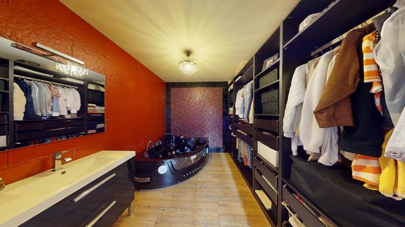 Maison - 325 m² - 8 pièces