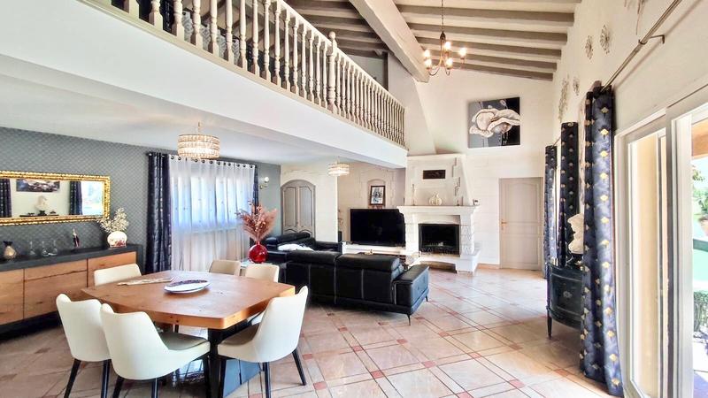 Villa - 297 m² - 8 pièces