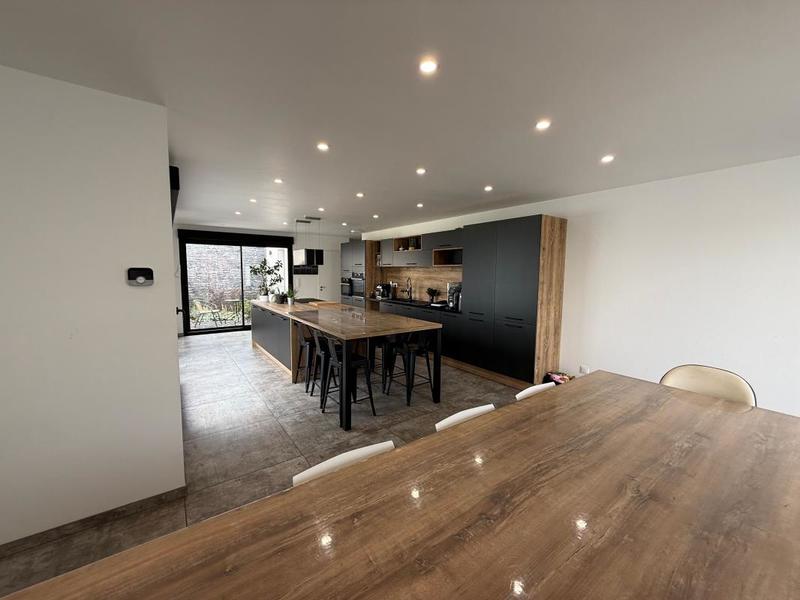 Maison - 237 m² - 8 pièces