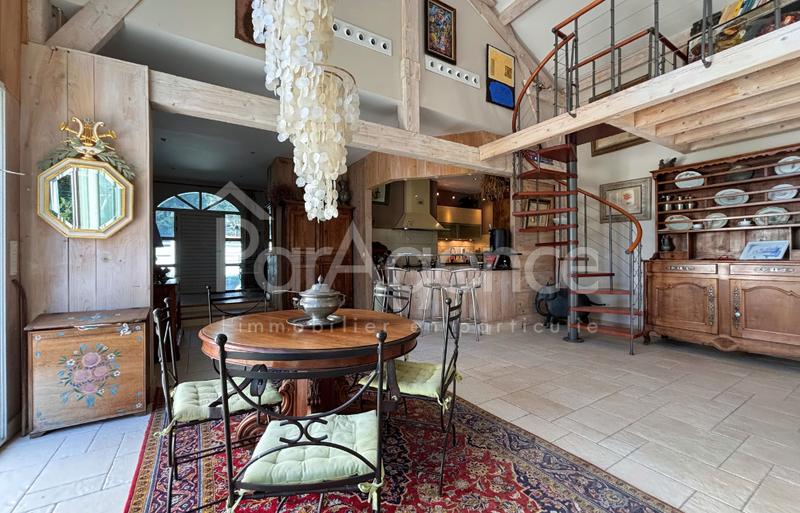 Maison - 235 m² - 6 pièces