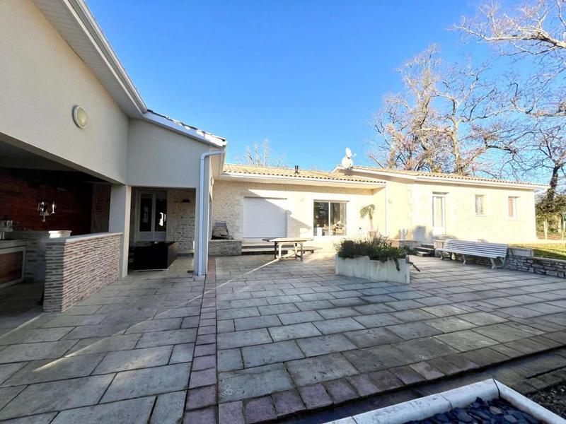 Maison - 240 m² - 8 pièces