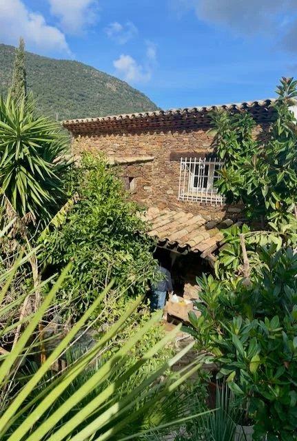 Maison - 240 m² - 7 pièces