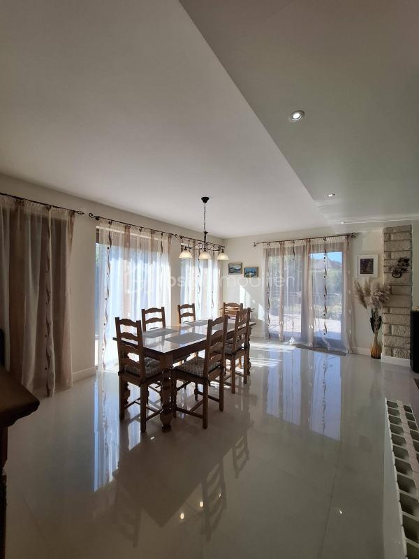 Maison - 244 m² - 7 pièces