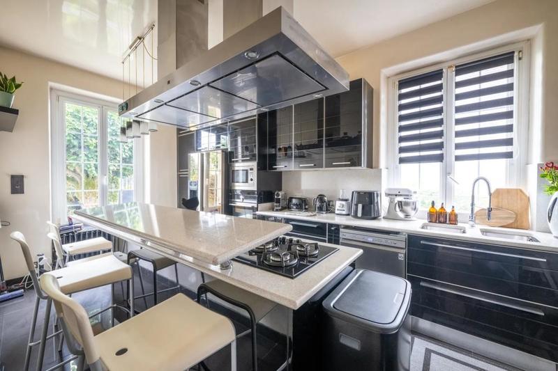 Maison - 250 m² - 7 pièces