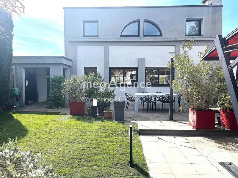 Maison - 260 m² - 7 pièces