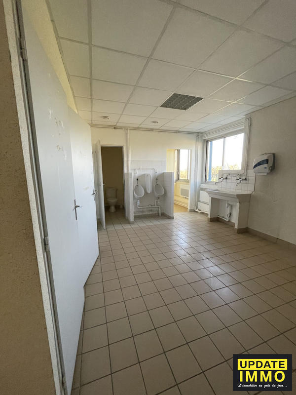 Entrepôt - 4 679 m²