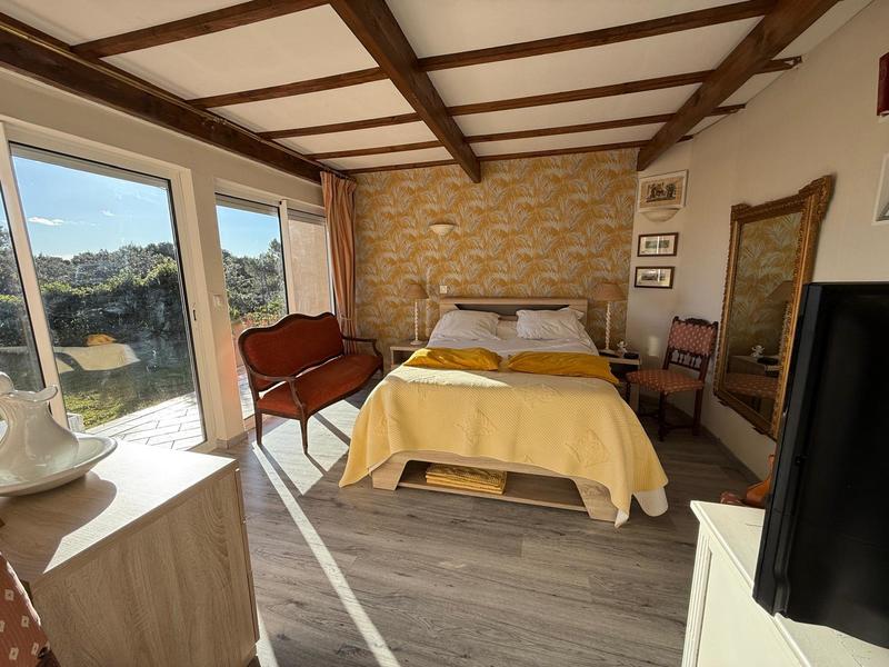 Maison - 1 400 m² - 5 pièces