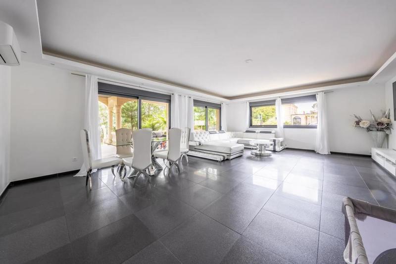 Maison - 1 000 m² - 7 pièces