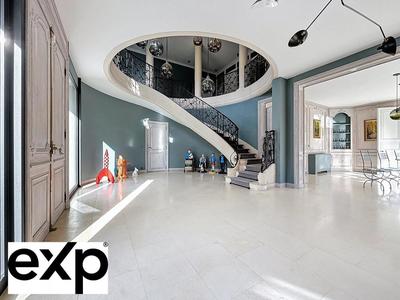 Propriété - 1 032 m² - 18 pièces