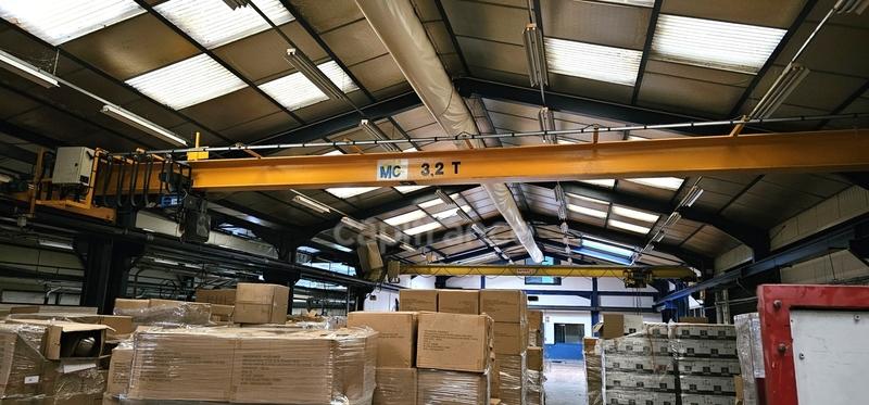 Local d'activité / Entrepôt - 1 600 m² - 22 pièces