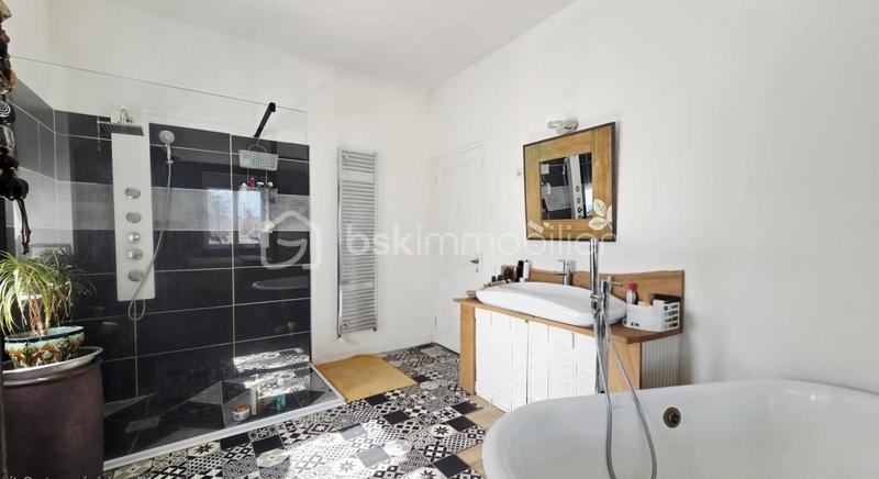 Propriété - 303 m² - 12 pièces