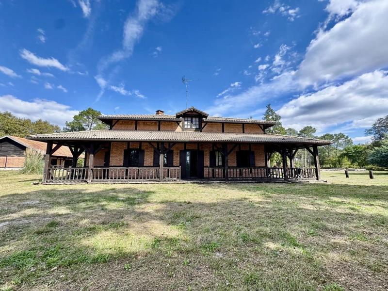 Propriété - 254 m² - 6 pièces