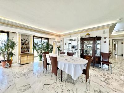 Appartement - 210 m² - 5 pièces