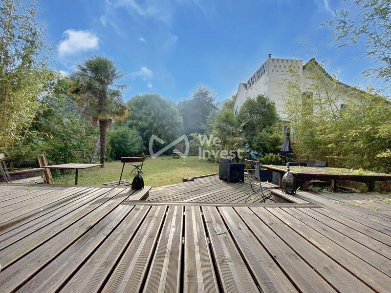 Maison - 247 m² - 11 pièces