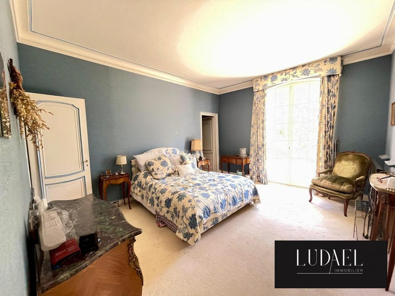 Maison - 300 m² - 11 pièces