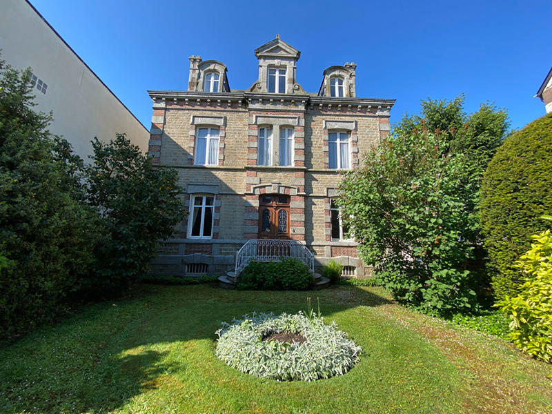 Maison - 220 m² - 9 pièces