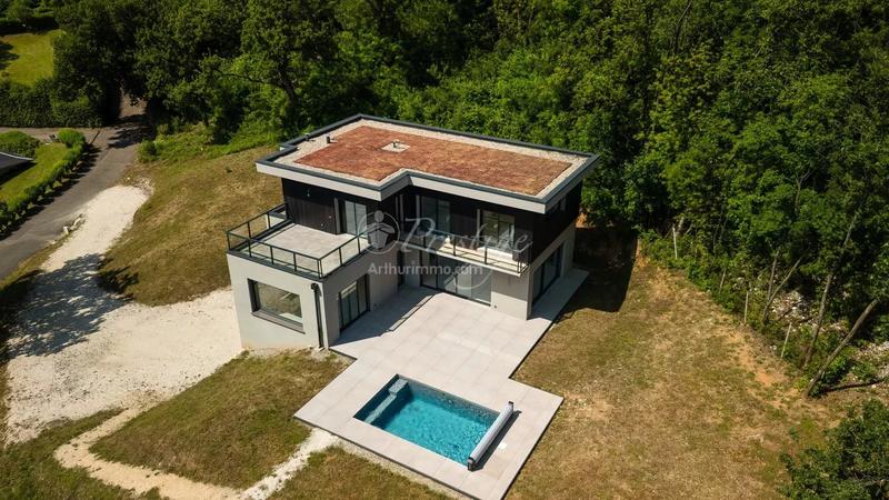 Maison - 202 m² - 7 pièces