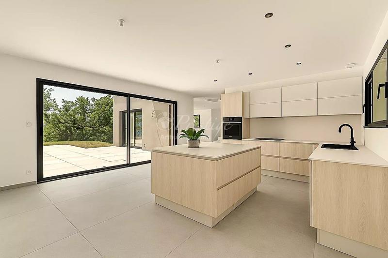 Maison - 202 m² - 7 pièces