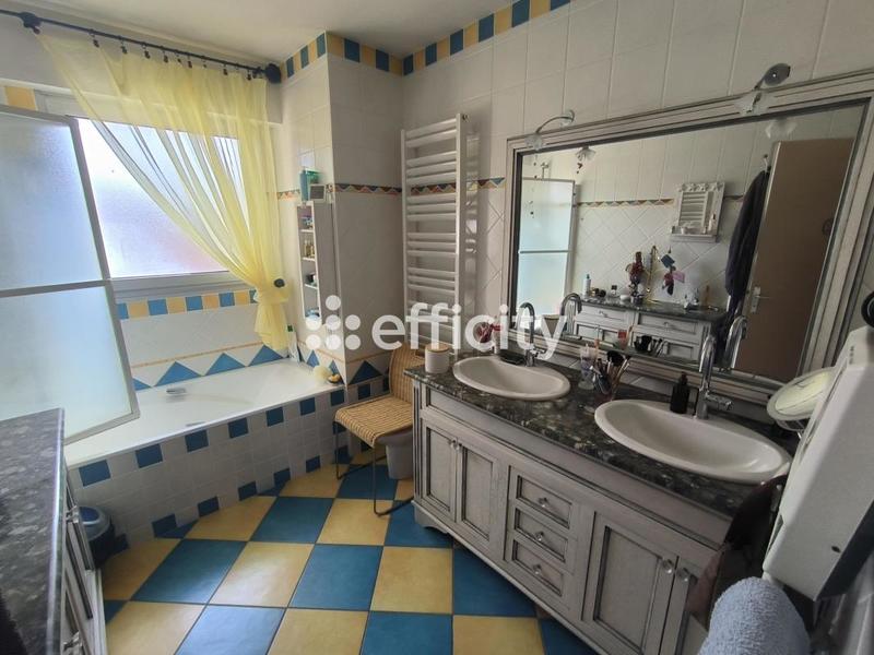 Maison - 211 m² - 6 pièces