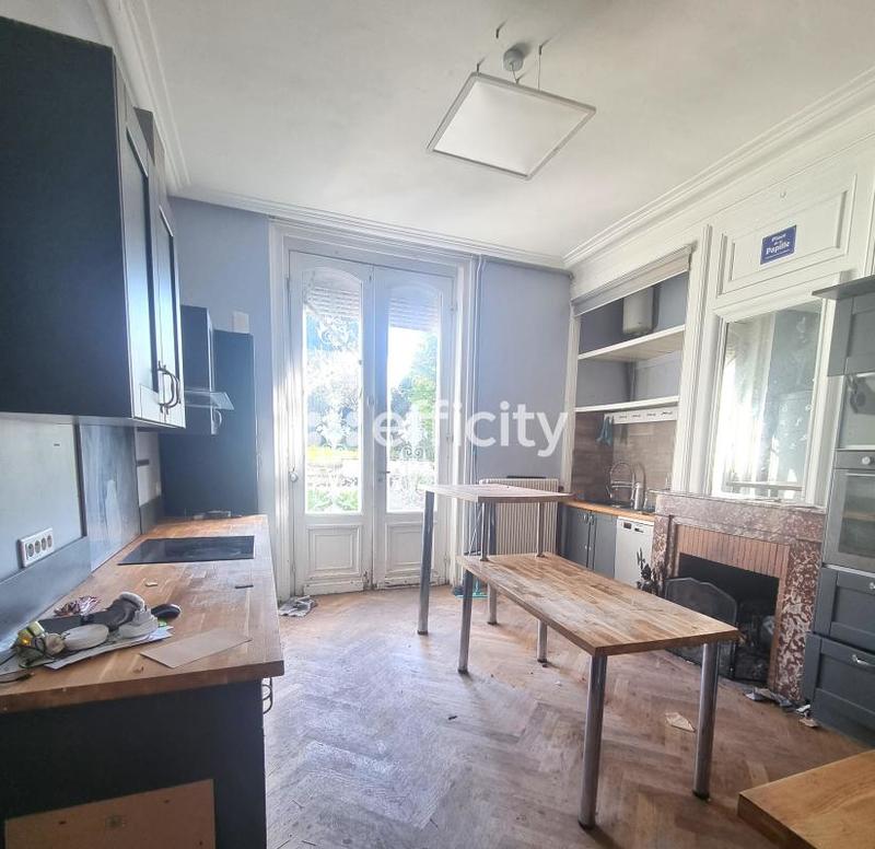 Maison - 300 m² - 10 pièces