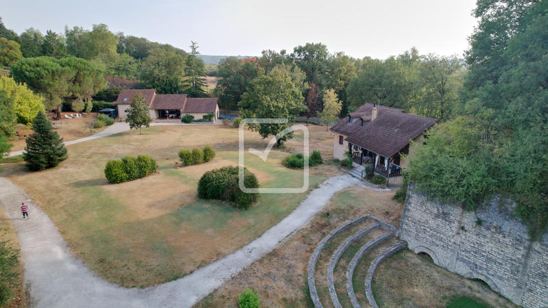 Propriété - 800 m² - 30 pièces