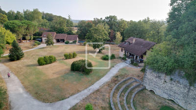 Propriété - 800 m² - 30 pièces