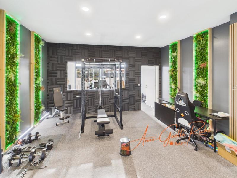 Maison - 210 m² - 6 pièces