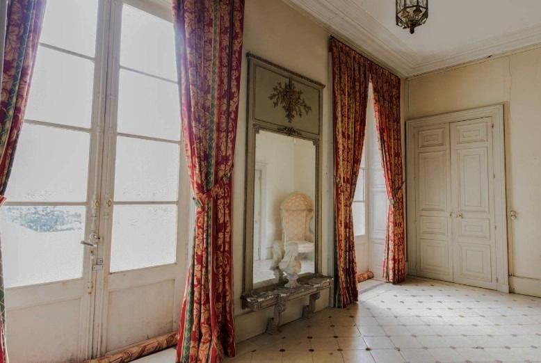 Manoir - 4 200 m² - 72 pièces