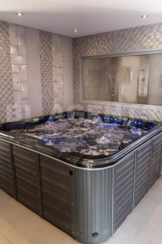 Maison - 260 m² - 6 pièces