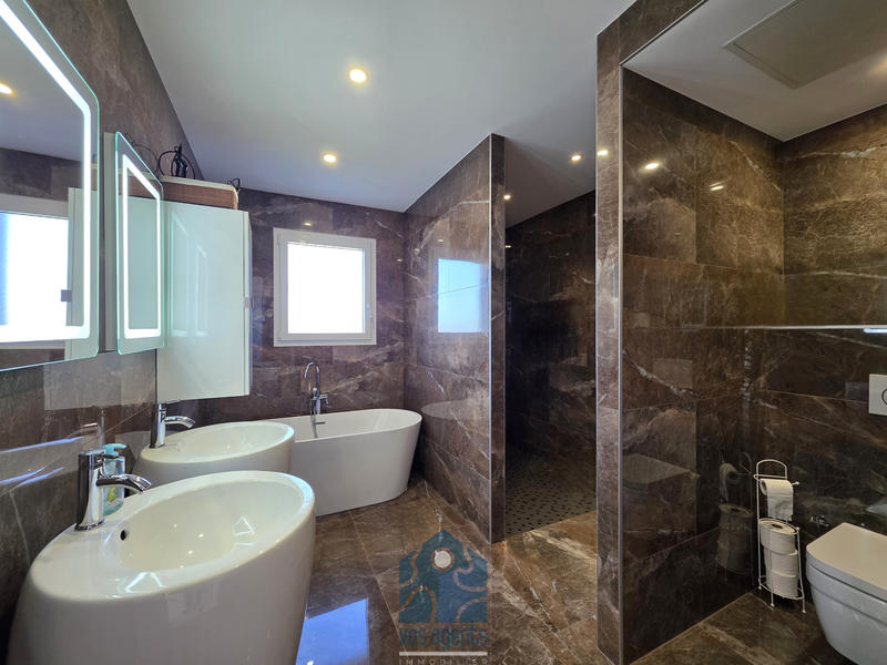 Maison - 224 m² - 6 pièces