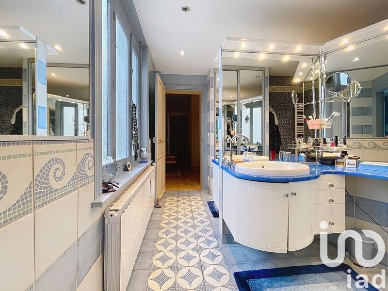 Maison - 239 m² - 9 pièces