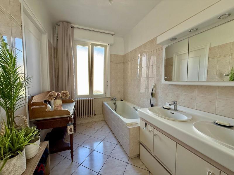 Maison - 209 m² - 7 pièces