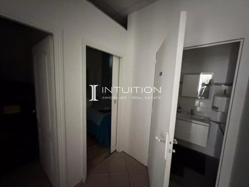 Local commercial - 82 m² - 8 pièces