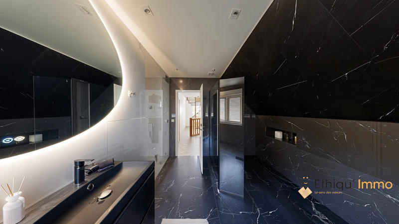 Maison - 251 m² - 8 pièces