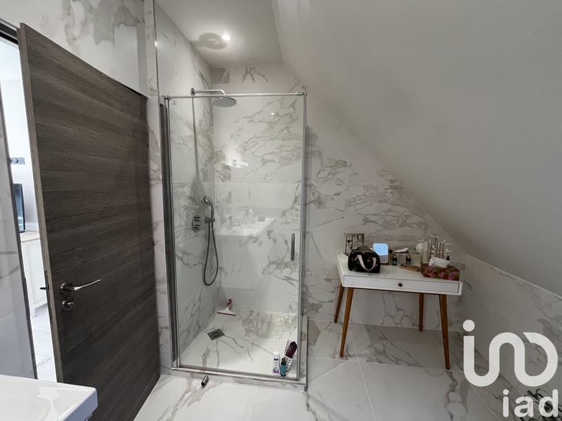 Maison - 240 m² - 10 pièces